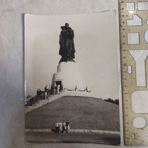 Фотография. Памятник Советскому солдату в Берлине. Трептов парк. 1960. Семья военных ГСВГ на экскурсии.
