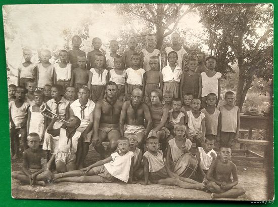 Фото пионерского отряда. Артек?.1930-е?. 7х10 см.