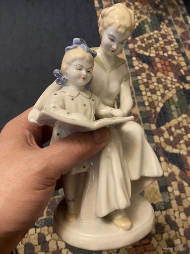 Мама с дочкой читают букварь (ЗКХ, УССР, 1960-е годы)