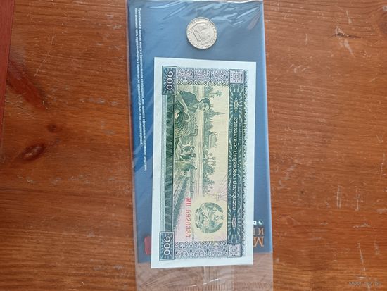 Монета и банкнота в упаковке