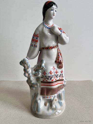 СТАТУЭТКА ФАРФОРОВАЯ " ЦВЕТЕТ ТЕРЕН. ДЕВУШКА У ПЛЕТНЯ. ". 24*9*8 СМ. 1 СОРТ. КРАСНОЕ КЛЕЙМО. ЗХК ПОЛОННОЕ. СМ.ФОТО, КЛЕЙМО И ОПИСАНИЕ.