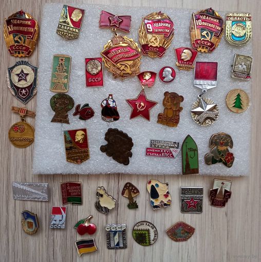 Значки разные 40 штук.Есть Тяжелые