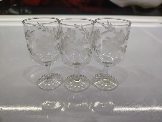 Маленькие рюмочки на ножке.