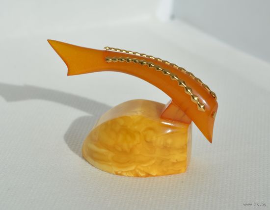 Антикварная статуэтка из янтаря ''Осётр''