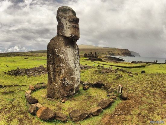 Остров Пасхи 1 песо 2021 года, UNC. Древний каменный тотем, Муай. Карта острова. Самая удаленная часть суши. Тихий океан.