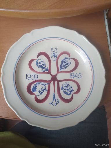 Тарелка Швейцария, в годовщину окончания 2-ой мировой войны.