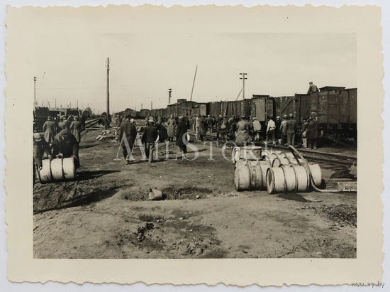 Разгрузка вагонов с топливом. Станция Чудово 1-Московская, г. Чудово. 1941 год