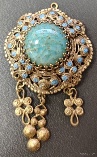 Брошь винтажная круглой формы, с подвесами и вставкой, имитирующей бирюзу, металл, золочение, стекло, Чехословакия, 1950-1960 гг.