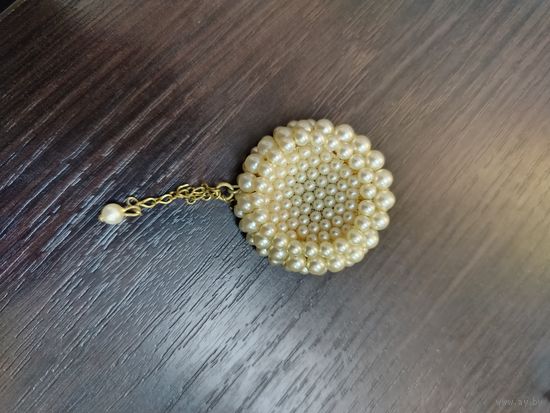 Винтажная перламутровая брошь  Чехословакия .