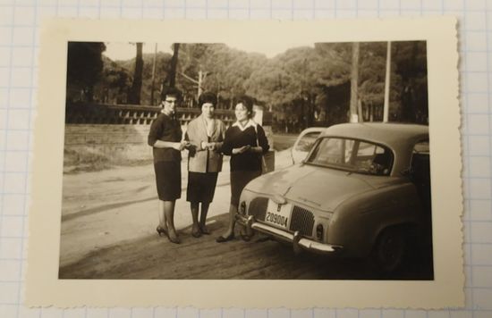 Старинный автомобиль и три дамы. 1961