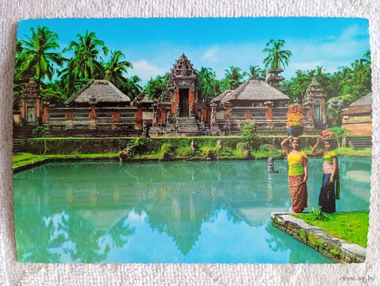 Этнография. Индонезия, Бали. Девушки, несущие подношения