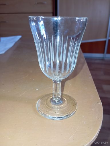Рюмка на ножке ' Лафитник ' .