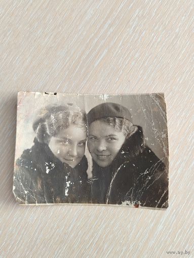 До военное фото двух молодых девушек. Ленинград апрель 1941 года.