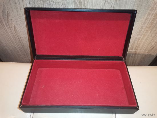 Деревянный футляр для хранения обтянутый эко-кожей, размер 26.5*13.5*6 см., хорошее состояние.