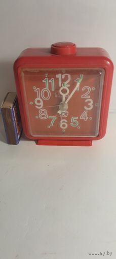 Часы-будильник Витязь. Не работают.