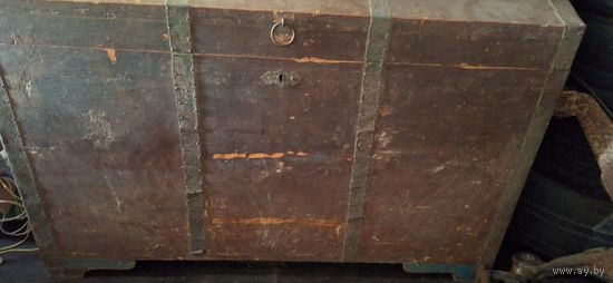 Большой сундук старинный