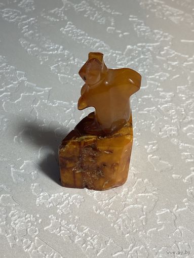 Белочка. Янтарь. ф-ка "Паланга" СССР.