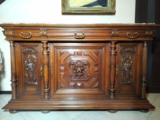 Комод старинный с мраморной столешницей.