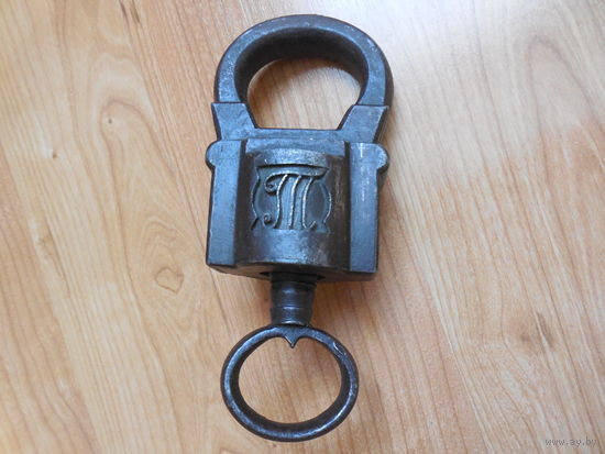 Старинный навесной замок с ключом.