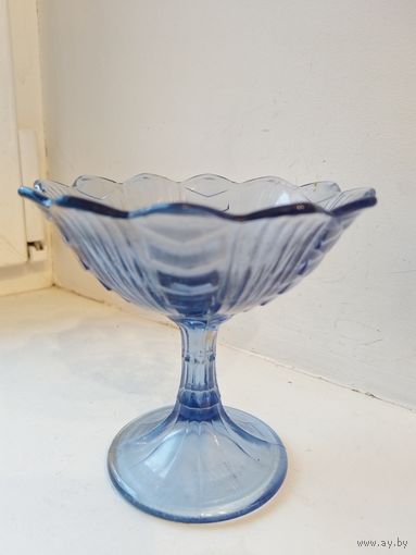 Конфетница Нёман, синее стекло.