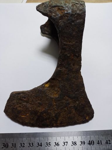 Старинный железный топор-бородач