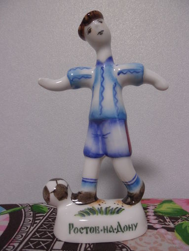 ФУТБОЛИСТ.СЕМИКАРАКОРСКАЯ КЕРАМИКА.АВТОРСКАЯ РАБОТА.