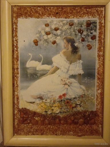 Картина по краям украшено янтарем