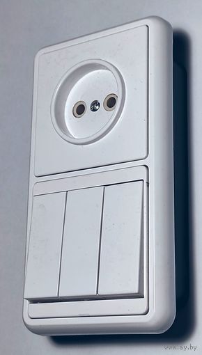 Блок 3 клавишный выкл + розетка скрытой установки