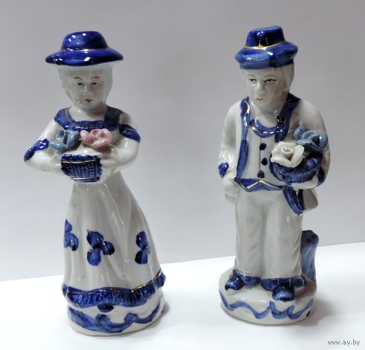 Статуэтки фарфоровые "Мужчина и женщина с цветами" 90-е годы Европа. Высота 17 см.