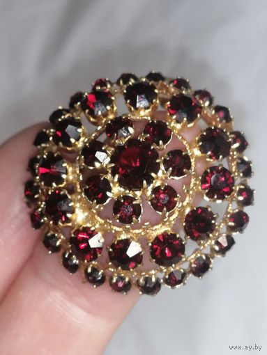 Брошь. Гранатовое стекло