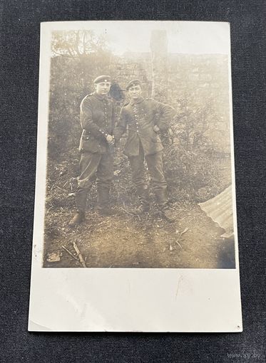Фотооткрытка 1 Мировая война / Два товарища в полевой форме и головных уборах 1918 год