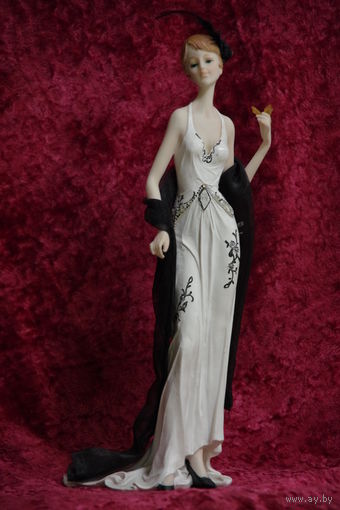 Статуэтка ( художественный пластик) 33 см ( целая )