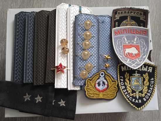 Шевроны, погоны, эмблемы.