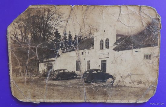 Фото "Костел, автомобили", 1920-1930-е гг.