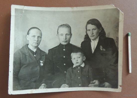 Фото "Семья", 1945 г.