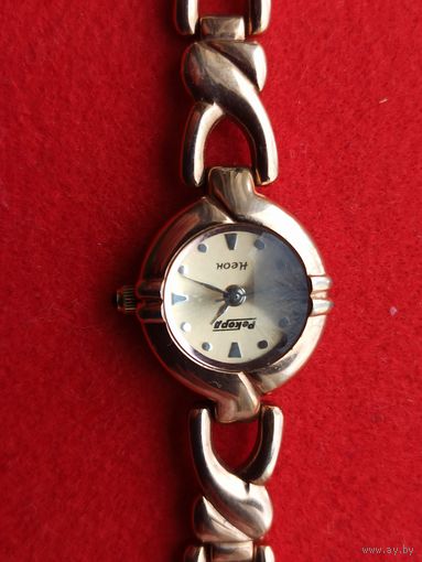 Женские кварцевые наручные часы марки Рекорд из серии Неон с браслетом.