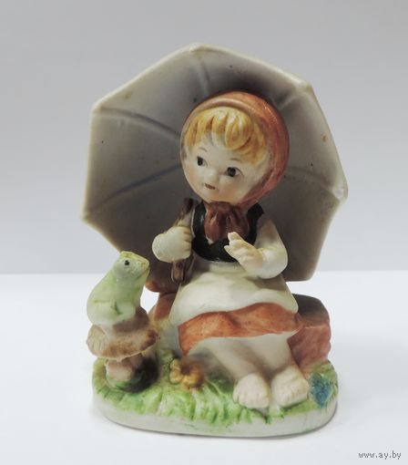 Статуэтка фарфоровая "Девочка с лягушкой под зонтиком" 80-е годы Европа. Высота 8 см.