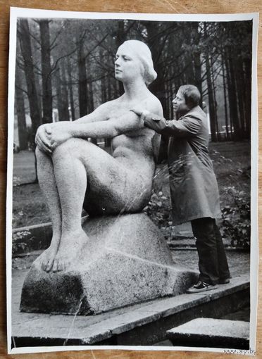 Фото у скульптуры. Дом отдыха Нарочь. 1985 г. 8.5х11.5 см.