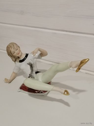 Фарфоровая статуэтка"Девочка играющая с котёнком" Валендорф. Германия.