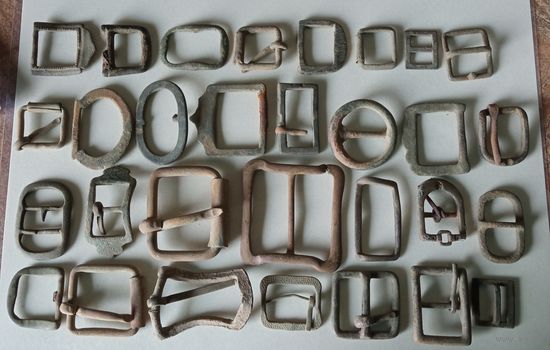 Пряжки.