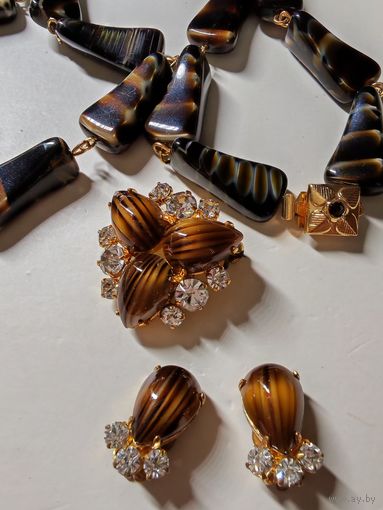 Комплект винтажной бижутерии. Бусы, брошь, клипсы. Торги.