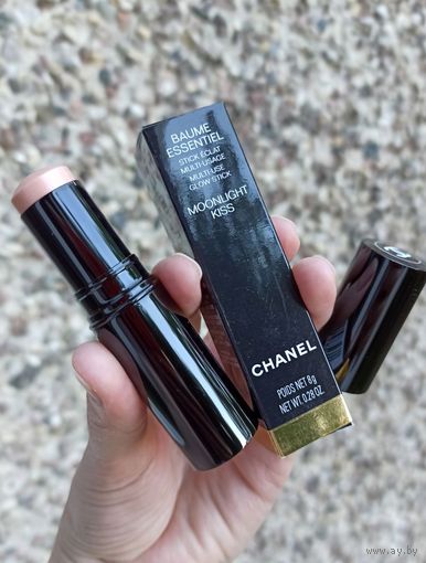 Кремовый хайлайтер в стике Chanel Baume Essentiel Multi-Use Glow Stick 8 gr в оттенке Moonlight Kiss