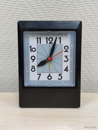 Часы настольные будильник