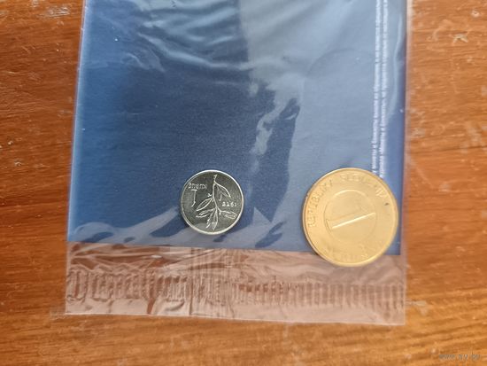 Две монеты в упаковке