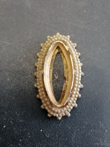 Старая брошь или часть от знака