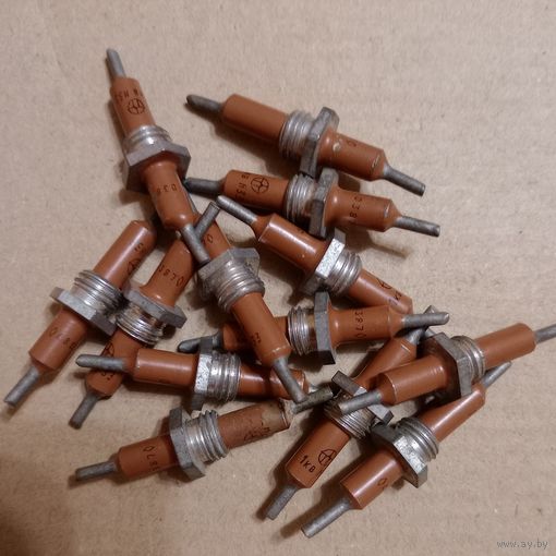 Конденсатор проходной 1Кв н33 новый, цена за штуку.