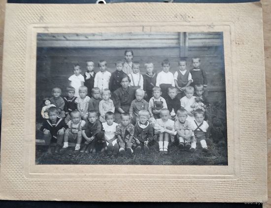 Фото детей детского сада с воспитательницей. 1930-е. 16х23 см. На паспарту.