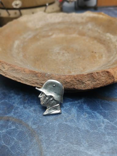 Серебрянная накладка немецкого солдата.