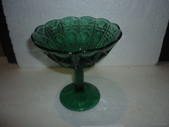 Ваза На Ножке. Нёман. Изумрудное стекло