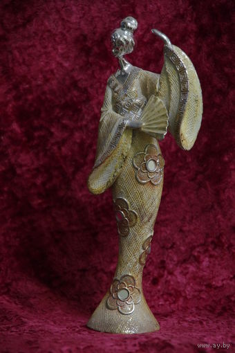 Статуэтка ( художественный пластик) 26 см ( целая )